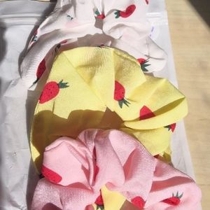Strawberry-printed Scrunchy Set